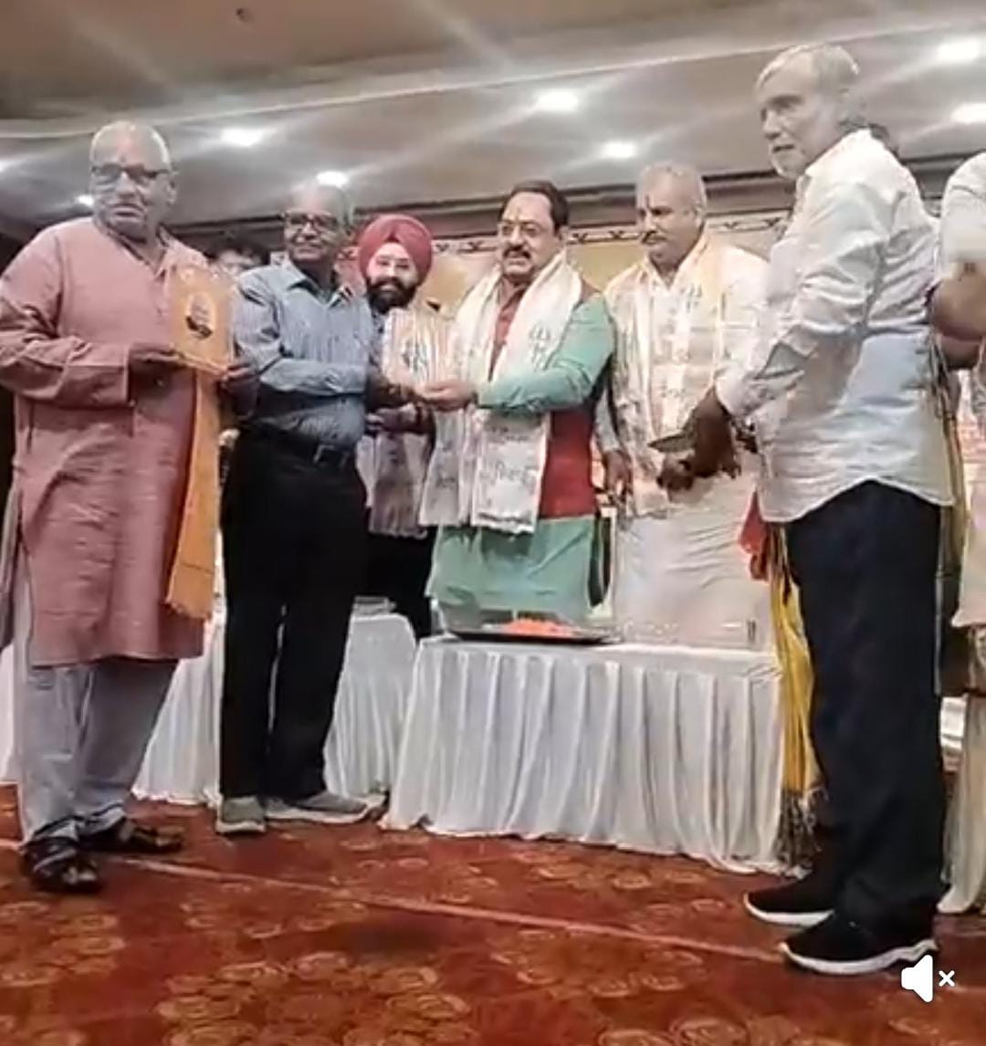 Jamshedpur: अटल बिहारी वाजपेई की जन्म शताब्दी पर पूर्व सांसद युगनाथ पांडे के नेतृत्व में भाजपा कार्यकर्ताओं का हुआ सम्मान