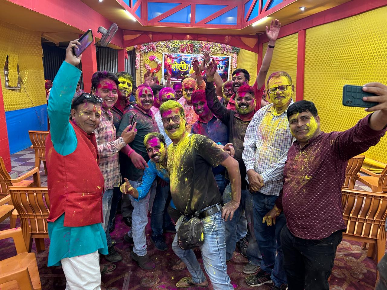 Deoghar: प्रेस क्लब देवघर में होली की मस्ती, पत्रकारों ने लगाए ठुमके