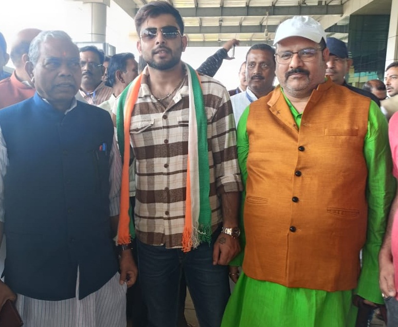 Deoghar: वरिष्ठ कांग्रेसी नेता दिनेशानंद झा के पुत्र ने थामा कांग्रेस का हाथ