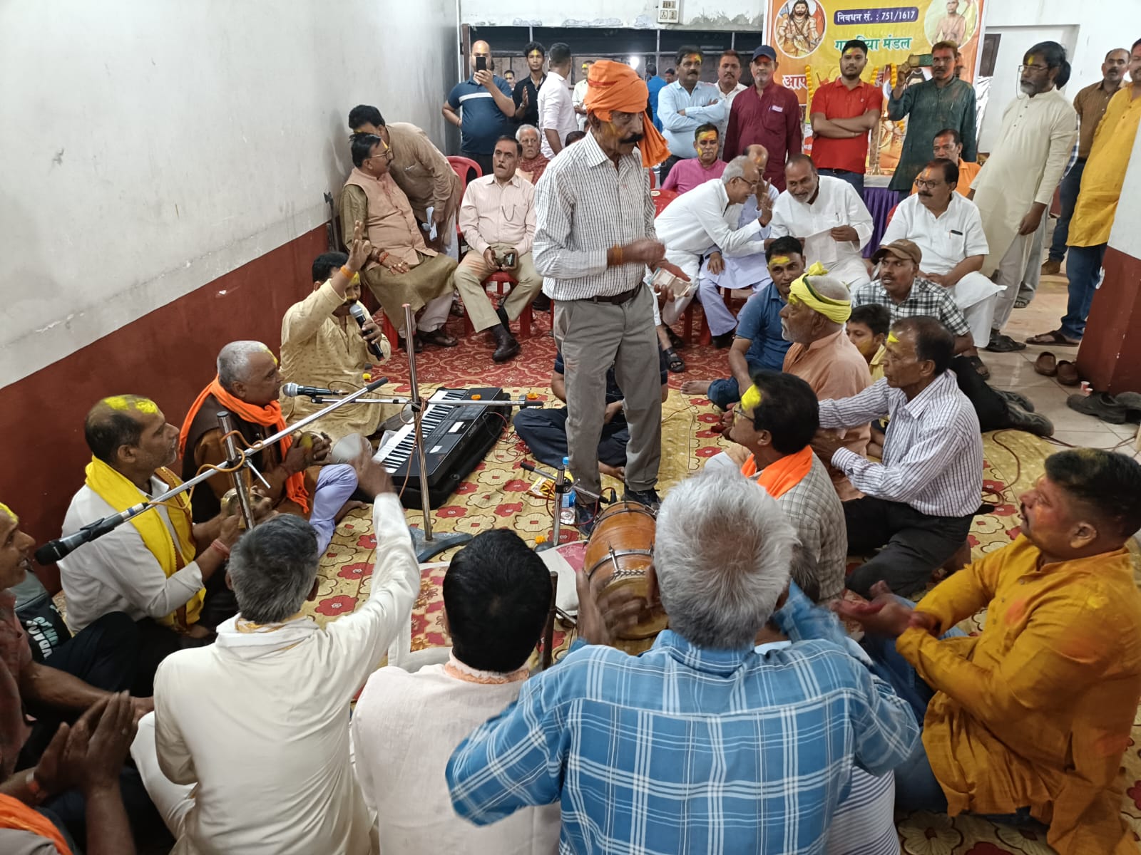 Gamharia: गम्हरिया में ब्रह्मर्षि समाज का होली मिलन समारोह, फगुआ गीतों पर झूमे सदस्य