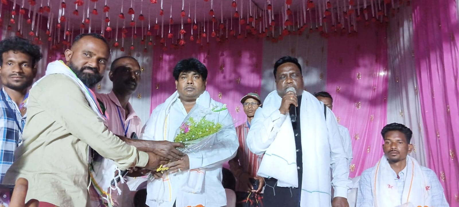 Adityapur: सरना टोला में आदिवासी बाहा पर्व का आयोजन, झामुमो नेता गणेश महाली और कृष्ण बास्के रहे उपस्थित