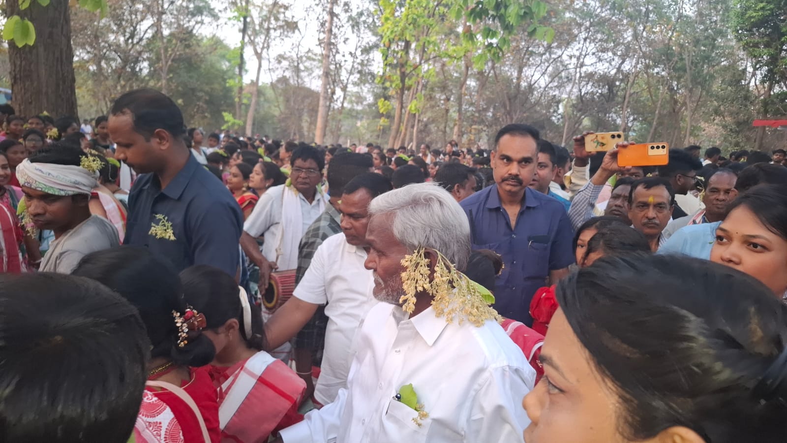 Jamshedpur : करनडीह में बाहा पर्व में शामिल हुए पूर्व मुख्यमंत्री चंपई सोरेन, जाहेरथान में की गई पूजा-अर्चना