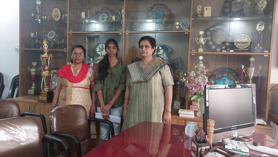 Jamshedpur : ग्रेजुएट कॉलेज की छात्रा राष्ट्रीय एकीकरण शिविर से वापस लौटी, प्राचार्या ने दी शुभकामना