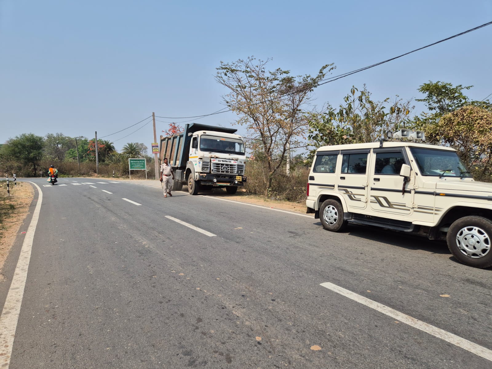 jadugora : जिला परिवहन विभाग ने ओवरलोड गिट्टी लदा हाइवा को पकड़ा, जांच के बाद छोड़ा