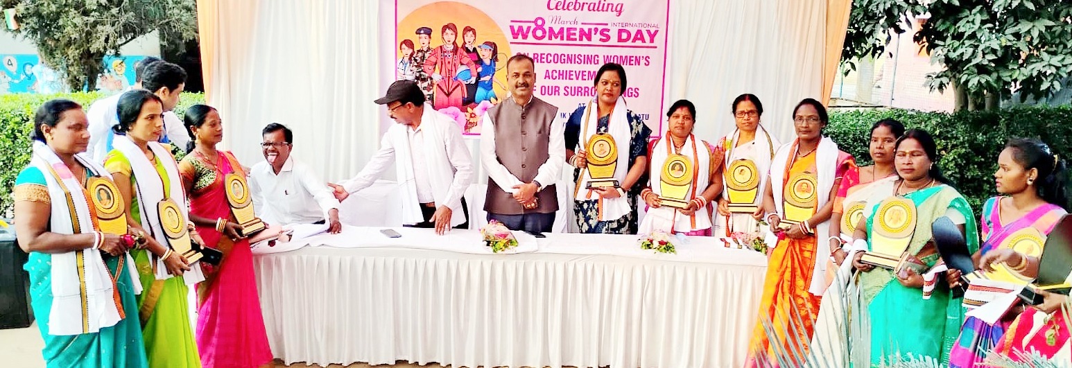 Jamshedpur: न्युवोको जोजोबेड़ा सीमेंट प्लांट ने सामाजिक योगदान के लिए महिलाओं को किया गया सम्मानित