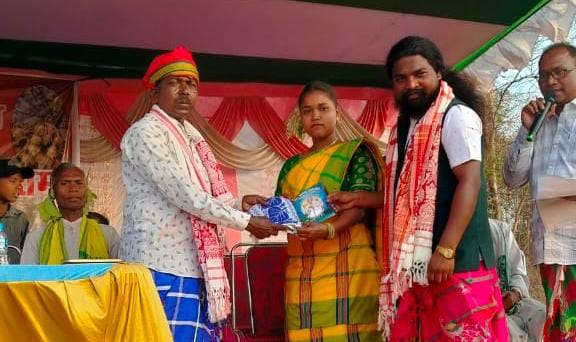 Chandil: चांडिल अनुमंडल क्षेत्र में बाहा बोंगा पर्व की धूम, मारांग बुरु और बुरू बोंगा की हुई पूजा