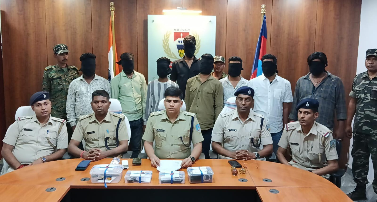 Adityapur: अपराध की योजना बनाते कुख्यात छोटू राम सहित आठ अपराधियों की गिरफ्तारी, हथियार बरामद