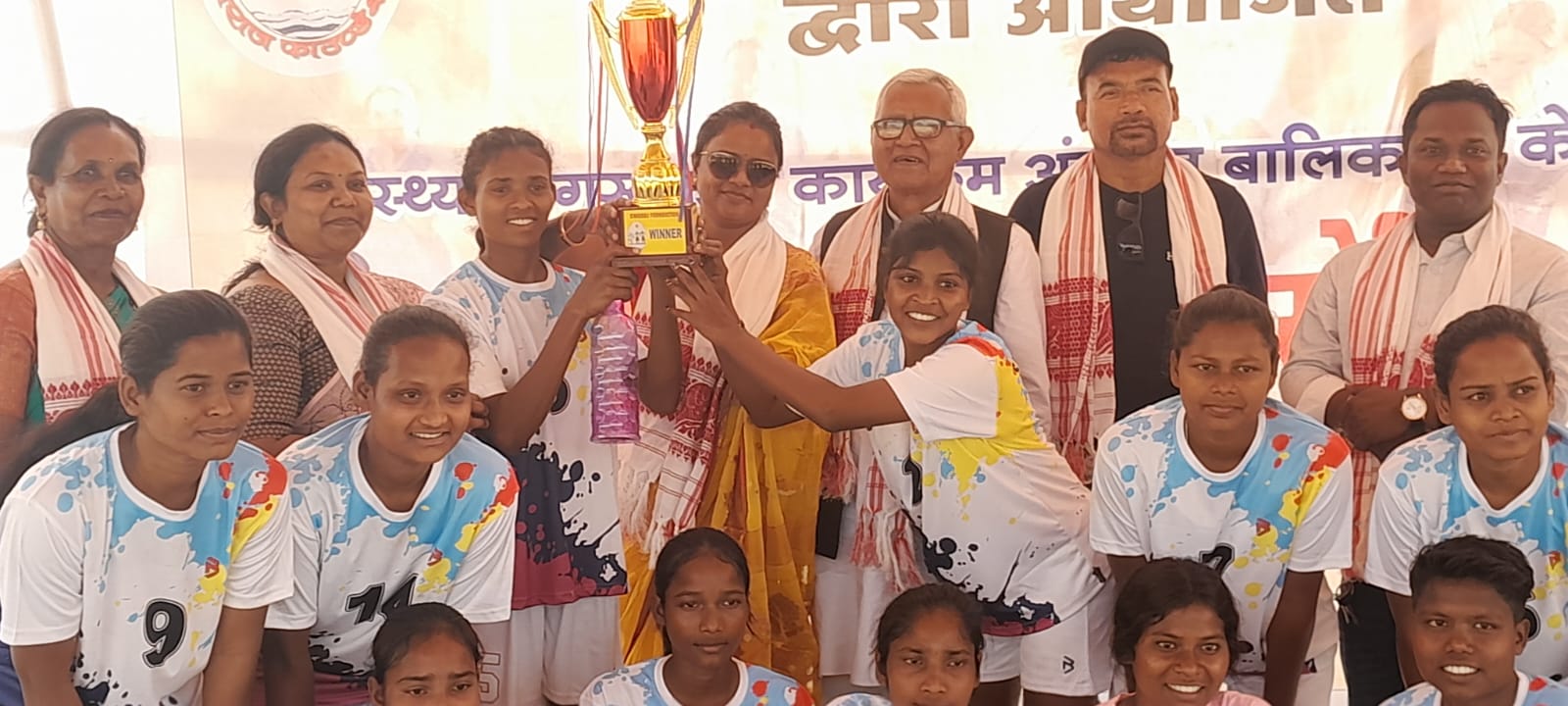 Jamshedpur: स्वास्थ्य जागरूकता के लिए स्वराज फाउंडेशन ने आयोजित किया फुटबॉल टूर्नामेंट, पोटका विधायक की पत्नी ने विजेताओं को किया सम्मानित