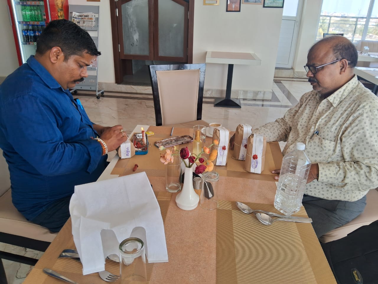 Deoghar: होटल विरॉय में एक्सपायर गार्लिक ब्रेड और वैष्णवी में बिना लेबल डिक्लेरेशन की खाद्य सामग्रियां मिली, फूड सेफ्टी विभाग की छापेमारी