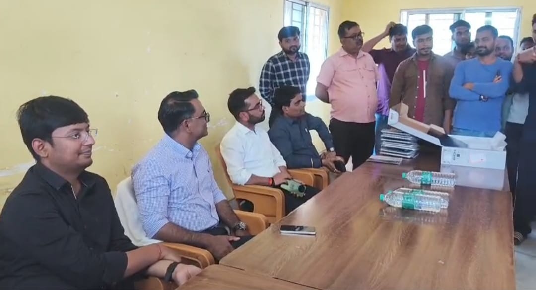 Deoghar : नगर पुस्तकालय का डीसी ने किया निरीक्षण, विद्यार्थियों को मिलेगी आधुनिक सुविधाएं, मिले चार कंप्यूटर