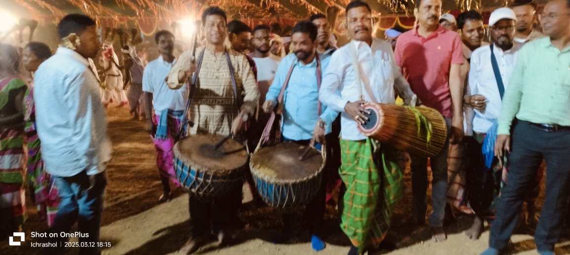 Bahragora: बाहरागोड़ा में मनाया गया दिशुवा बाहा बोंगा पर्व, विधायक समीर मोहंती हुए शामिल