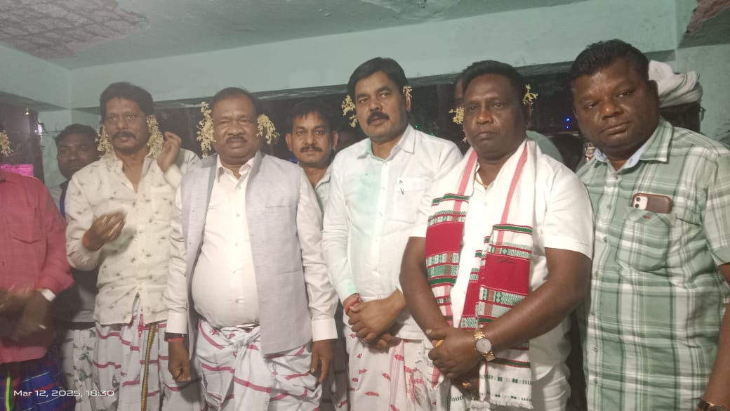 Gamharia : बाहा पर्व में मंत्री रामदास सोरेन समेत 160 गांव के ग्रामीण हुए शामिल