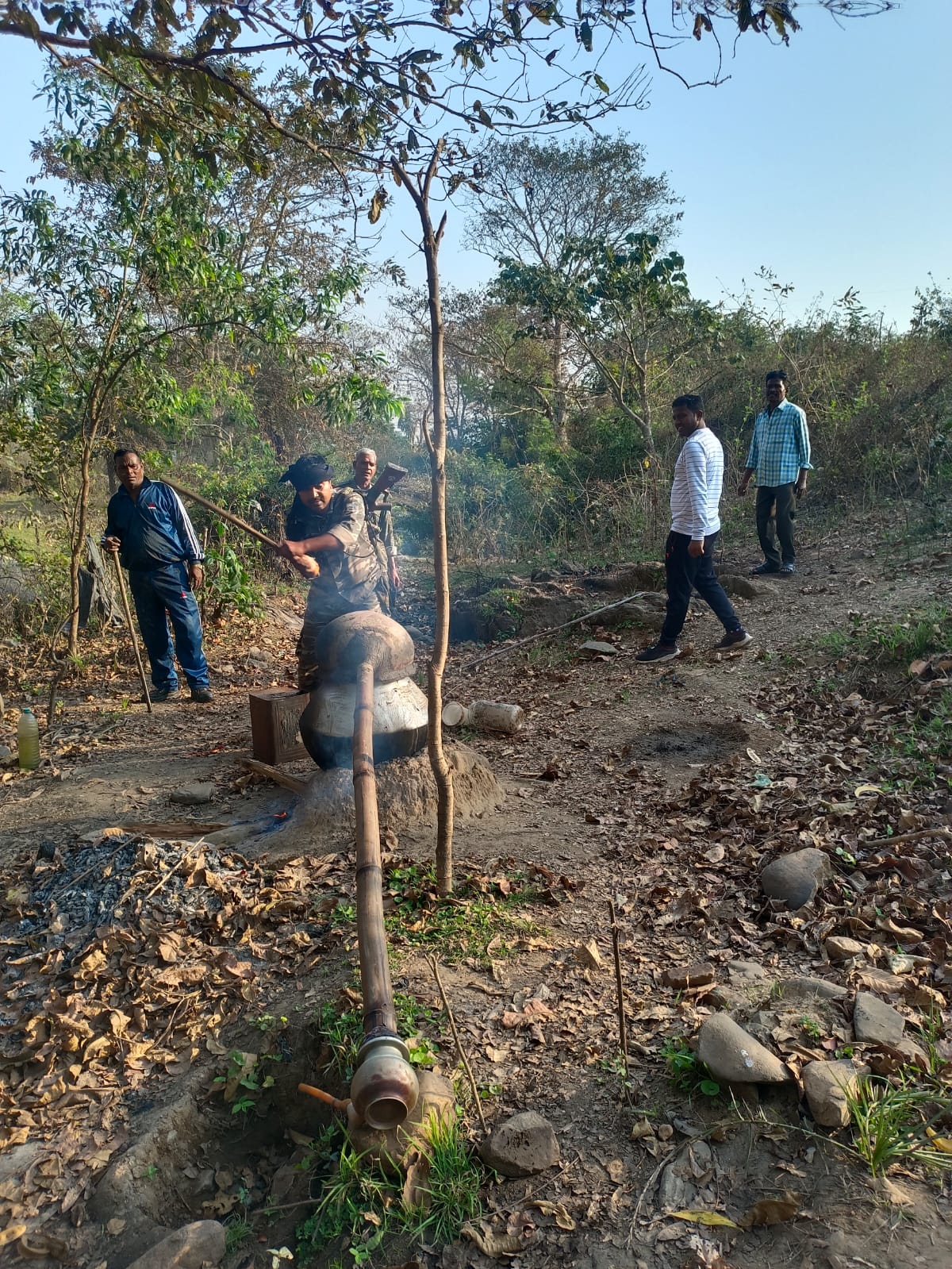 Jadugora : जादूगोड़ा पुलिस ने केंदाडीह व पुरनापानी में अवैध देशी शराब भट्ठी को किया ध्वस्त