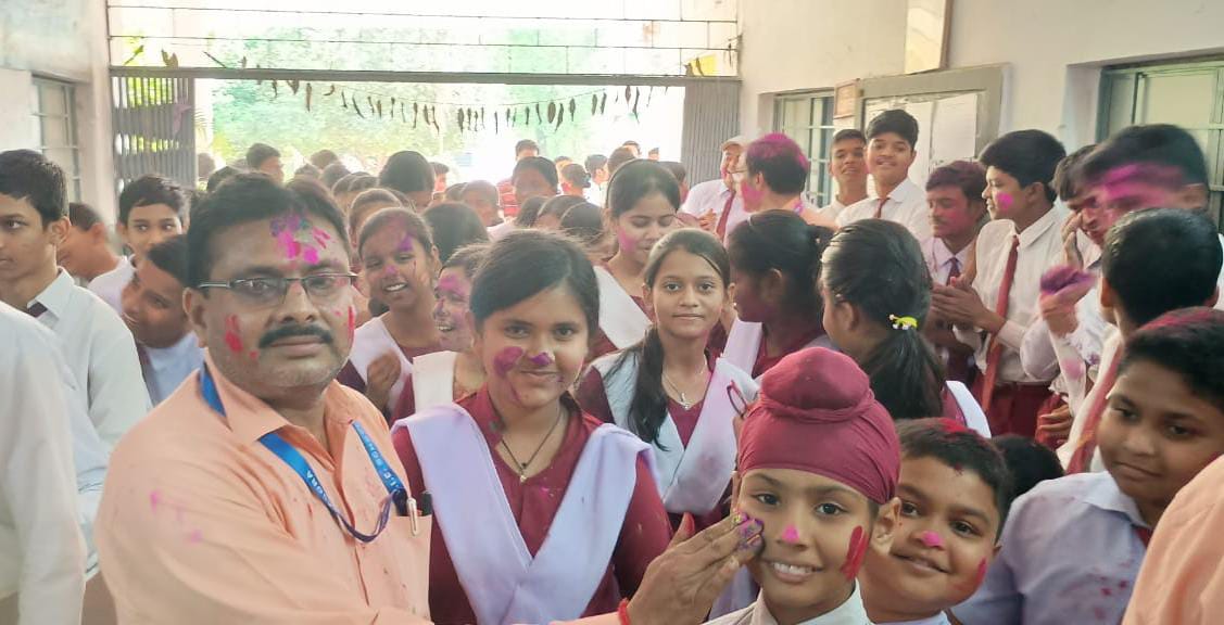 Baharagora : राम कृष्ण विवेकानंद इंटर नेशनल इंग्लिश स्कूल में होली मिलन समारोह आयोजित