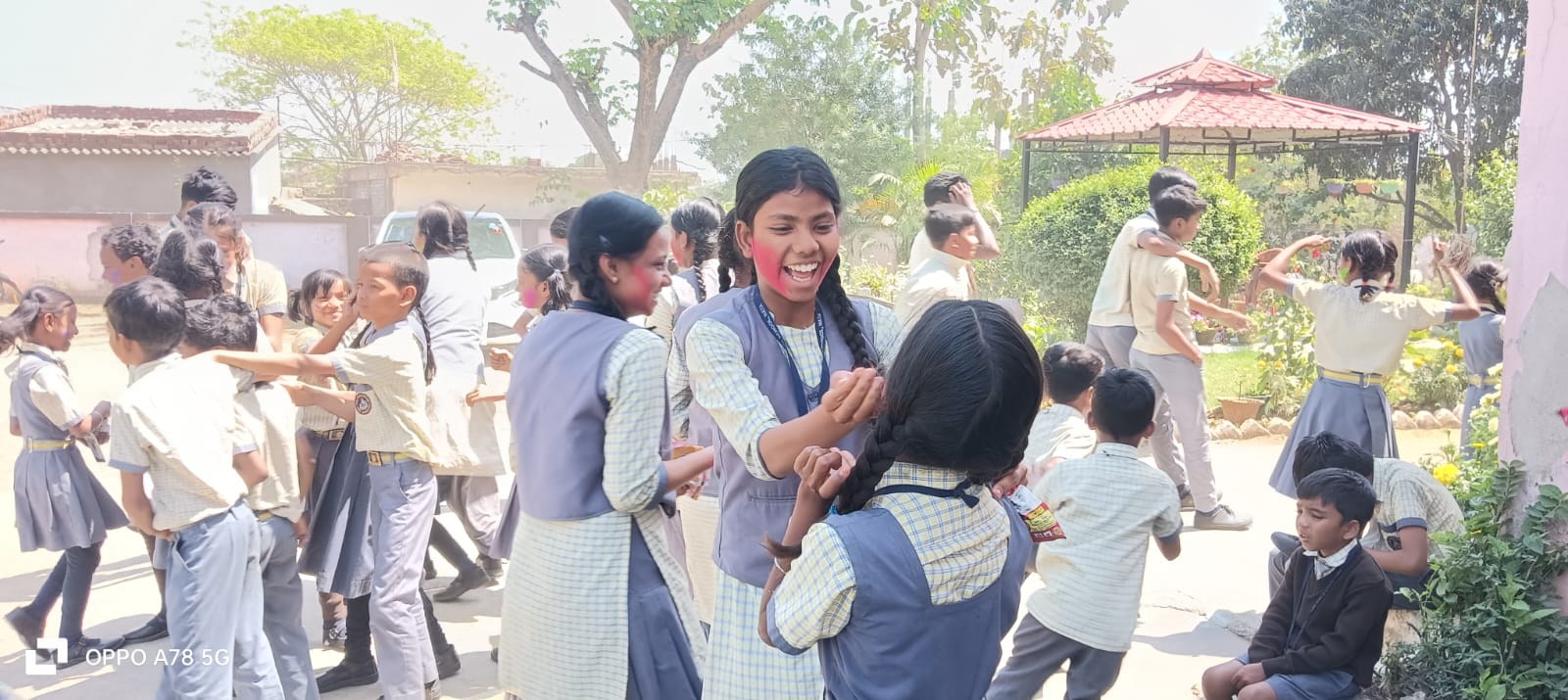 Potka: तारा पब्लिक स्कूल में खूब उड़े रंग-गुलाल, प्राचार्य ने दी सुरक्षित तरीके से त्योहार मनाने की चेतावनी