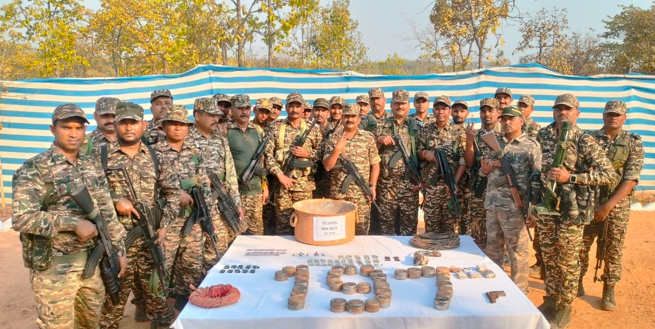 Chaibasa: माओवादियों के खिलाफ चाईबासा में चला संयुक्त अभियान, भारी मात्रा में हथियार और विस्फोटक सामग्री बरामद
