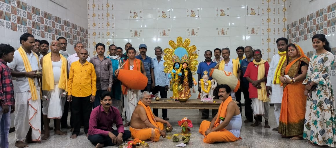 Bahragora: उड़िया समाज ने मनाया होलिका दहन, रंग यात्रा पर निकले राधा-कृष्ण