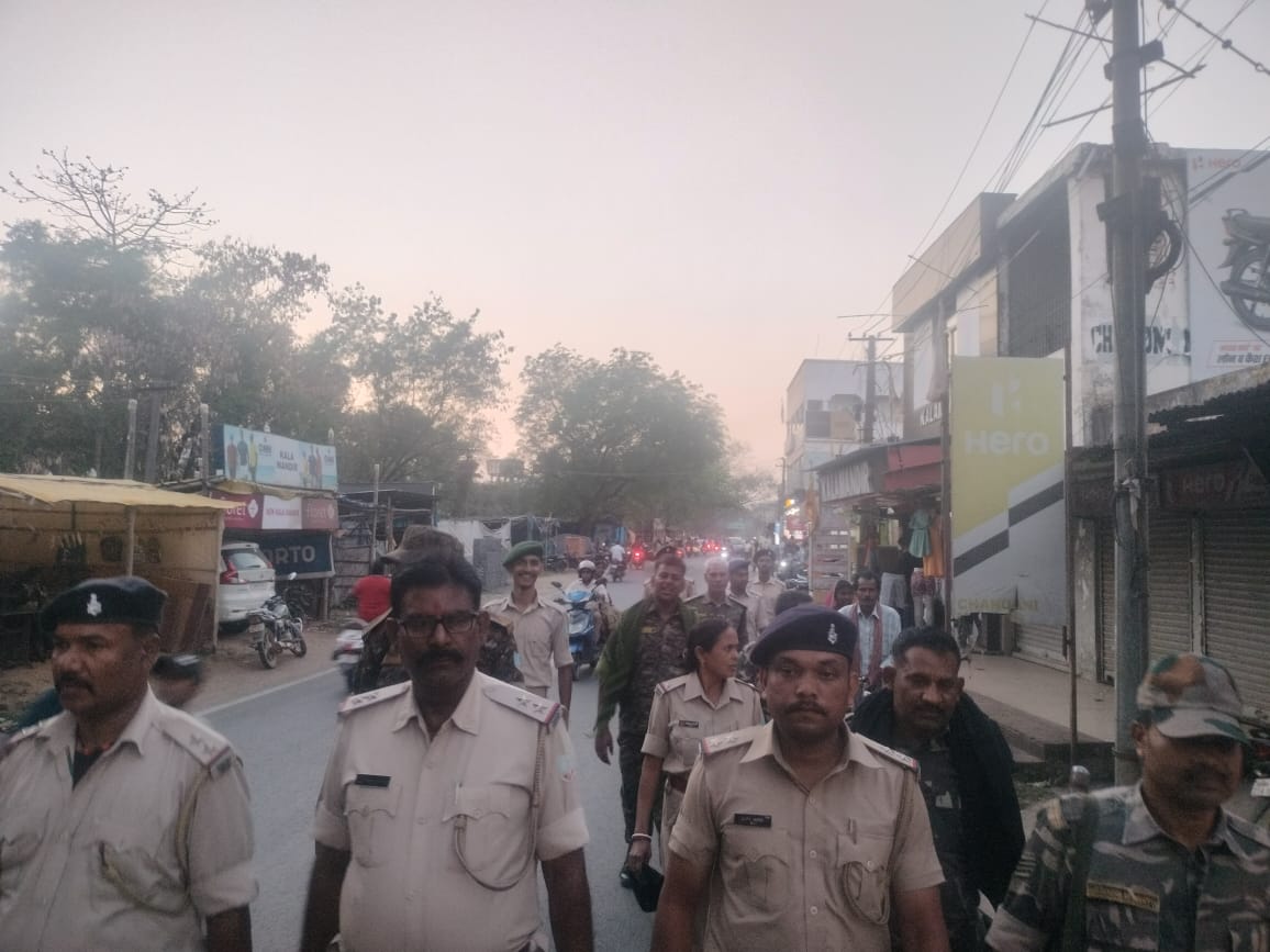 Jadugora: शांति बनाए रखने के लिए जादूगोड़ा पुलिस की फ्लैग मार्च