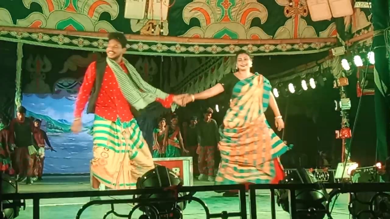 Gamharia : मुड़कुम में संथाली ड्रामा का मंचन, ग्रामीणों ने उठाया लुत्फ