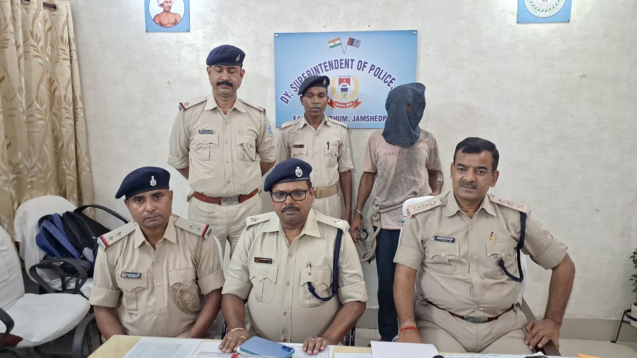 Jamshedpur: बिष्टुपुर में कट्टा लहराते युवक को पुलिस ने किया गिरफ्तार, बाइक भी जब्त