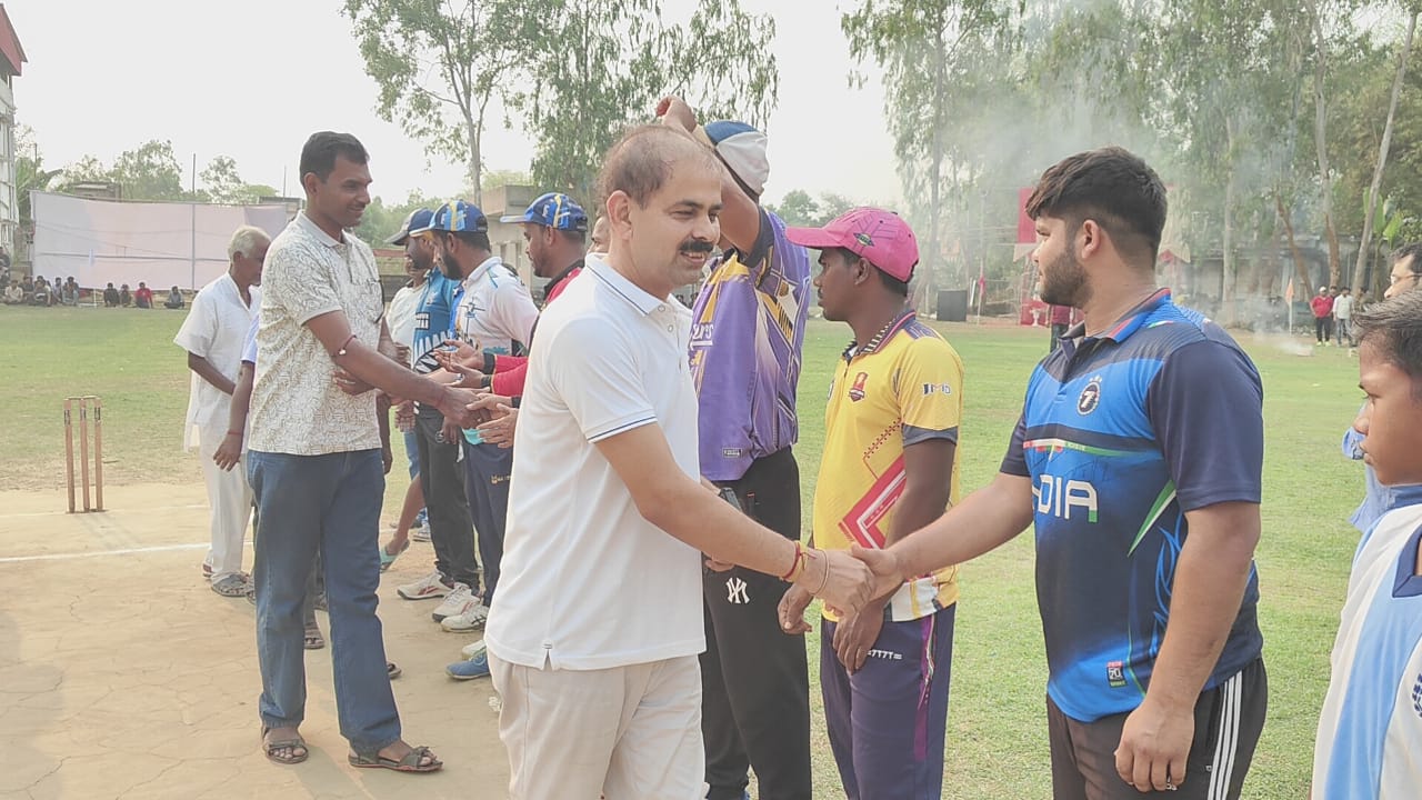 Jhargram: गोपीबल्लभपुर में आयोजित हुआ शॉट टू लॉन्ग क्रिकेट टूर्नामेंट, रक्तदान शिविर भी आयोजित
