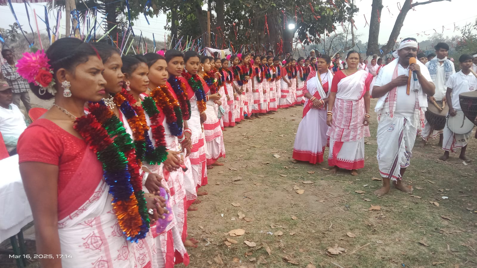 Gamharia: भूमिज समाज ने गम्हरिया में धूमधाम से मनाया सरहुल महोत्सव