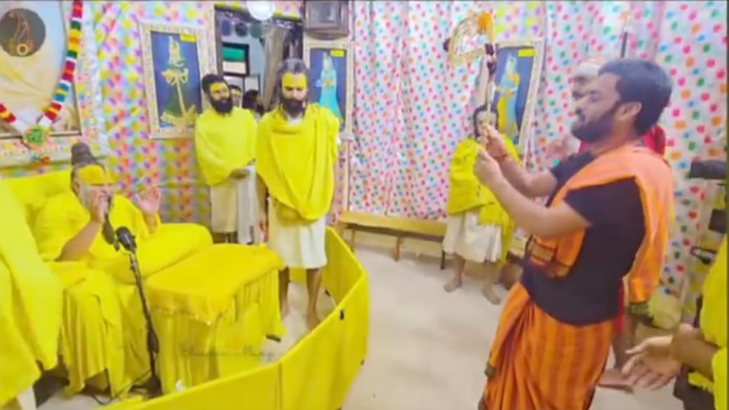 Deoghar : वृंदावन के संत प्रेमानंद महाराज का तीर्थ पुरोहितों ने किया दर्शन, बाबा बैद्यनाथ पर चढ़ा फूलों का नाग किया भेंट