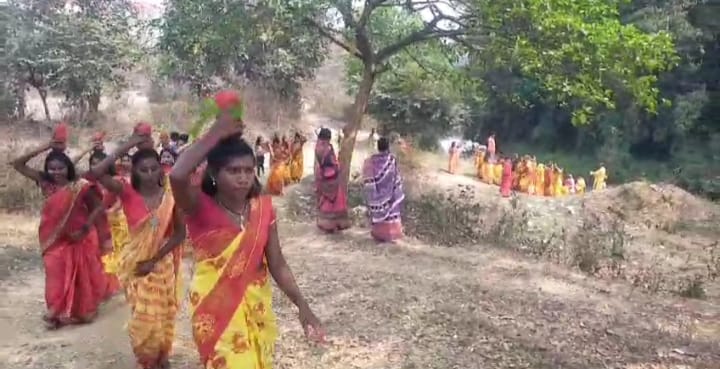 Saraikela : केन्तुगा गांव में श्रीमद्भागवत ज्ञान यज्ञ के लिए निकली कलश यात्रा