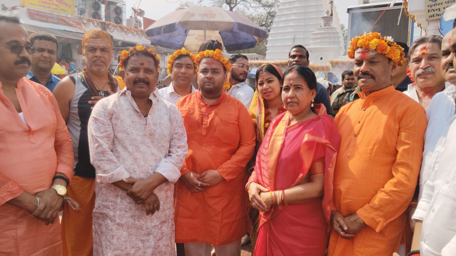 Deoghar : पूर्व राज्यपाल व भाजपा नेता रघुवर दास ने बाबा बैद्यनाथ की सपरिवार पूजा-अर्चना की