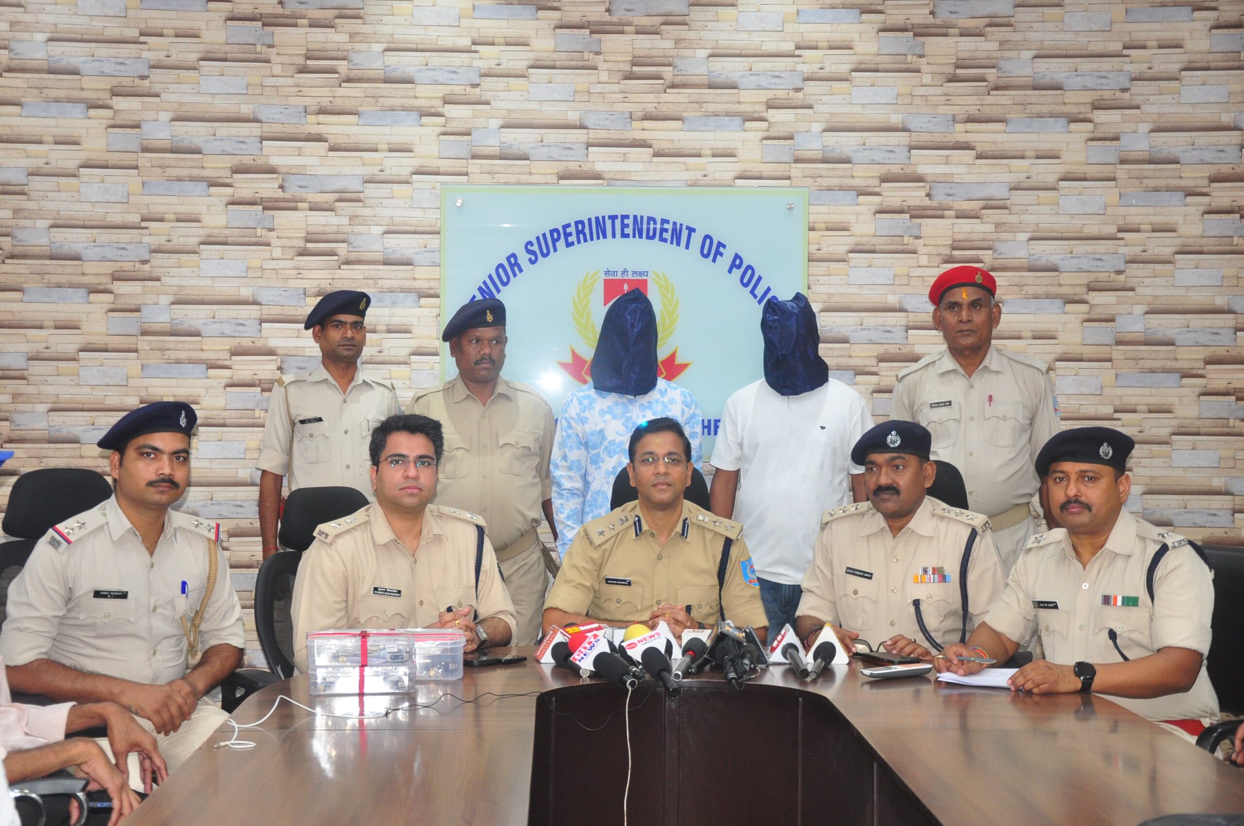 Jamshedpur : कुख्यात अपराधी भानु माझी और आर्म्स पैडलर राकेश हथियार के साथ गिरफ्तार