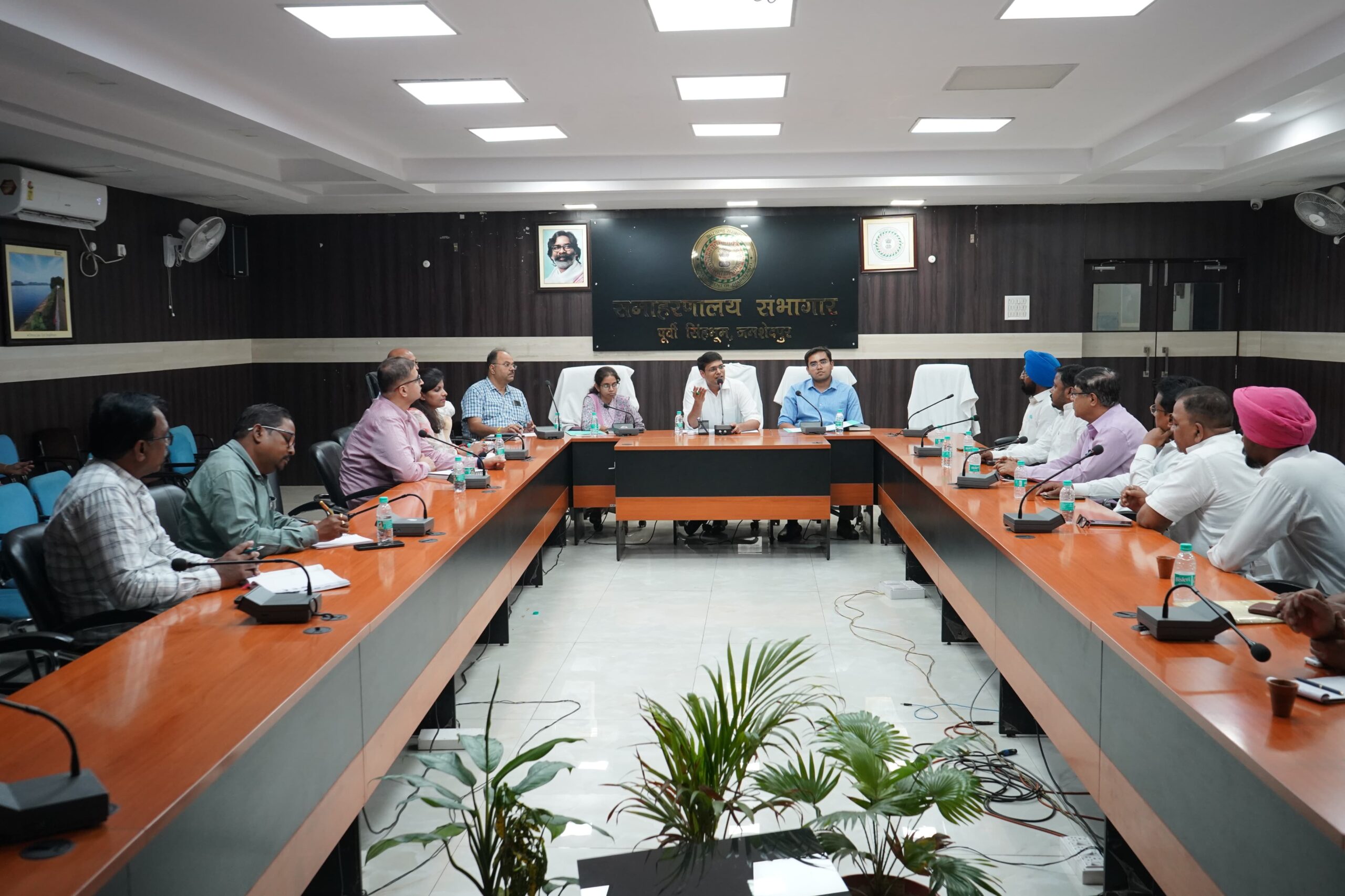 Jamshedpur : उपायुक्त ने चुनावी प्रक्रियाओं को मजबूत करने के लिए सभी राजनीतिक दलों के साथ की बैठक