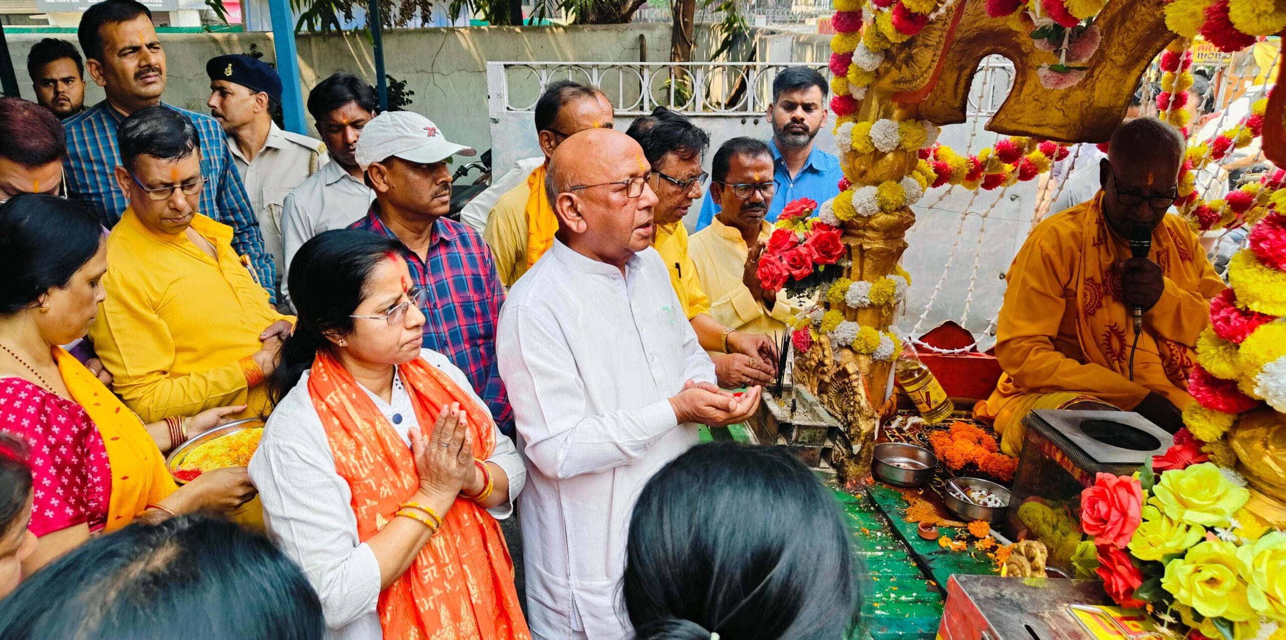 Jamshedpur: सरयू राय की विधिवत पूजा के साथ रवाना हुआ अखंड ज्योति कलश रथ