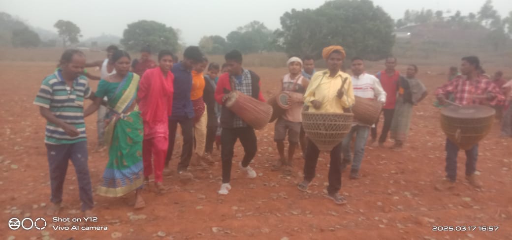 West Singhbhum: रोवाम गांव में सुख-शांति और खुशहाली के लिए की गई मुर्गियों की पूजा अर्चना