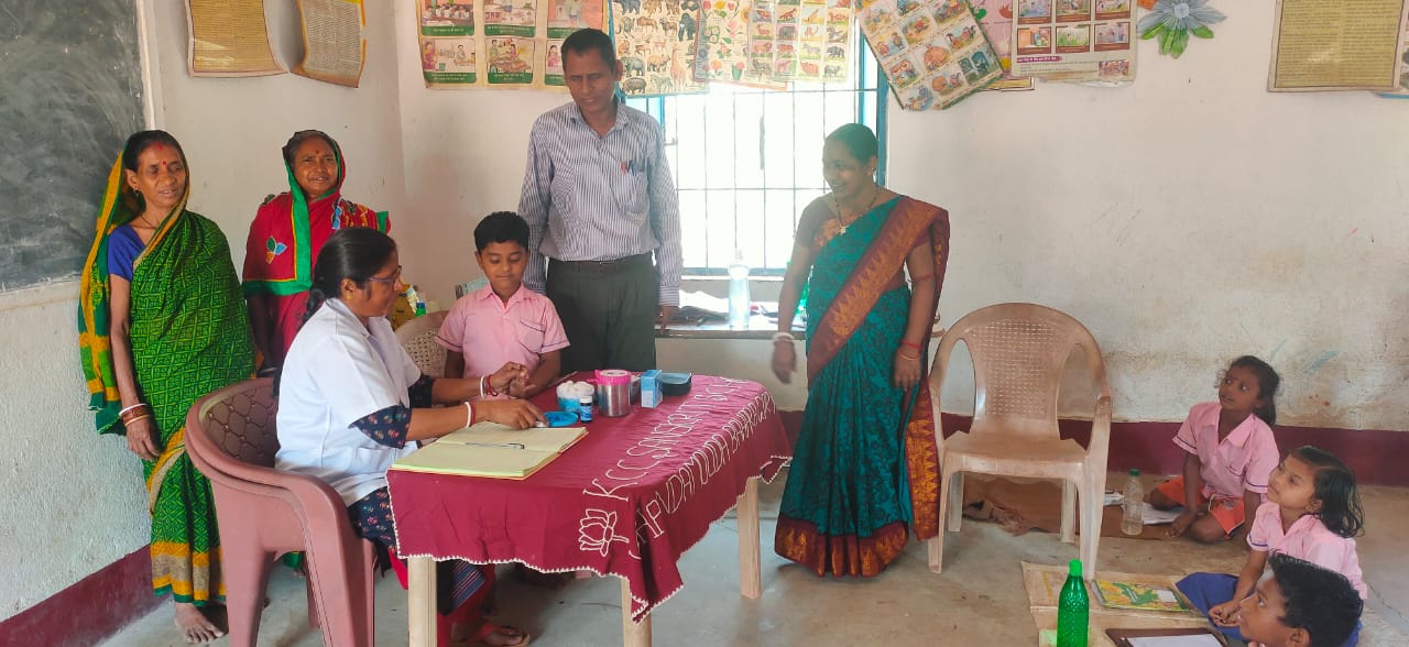 Bahragora: KCC संस्कृत स्कूल में लगा स्वास्थ्य कैम्प, बच्चों को दी गई आयरन की गोलियाँ