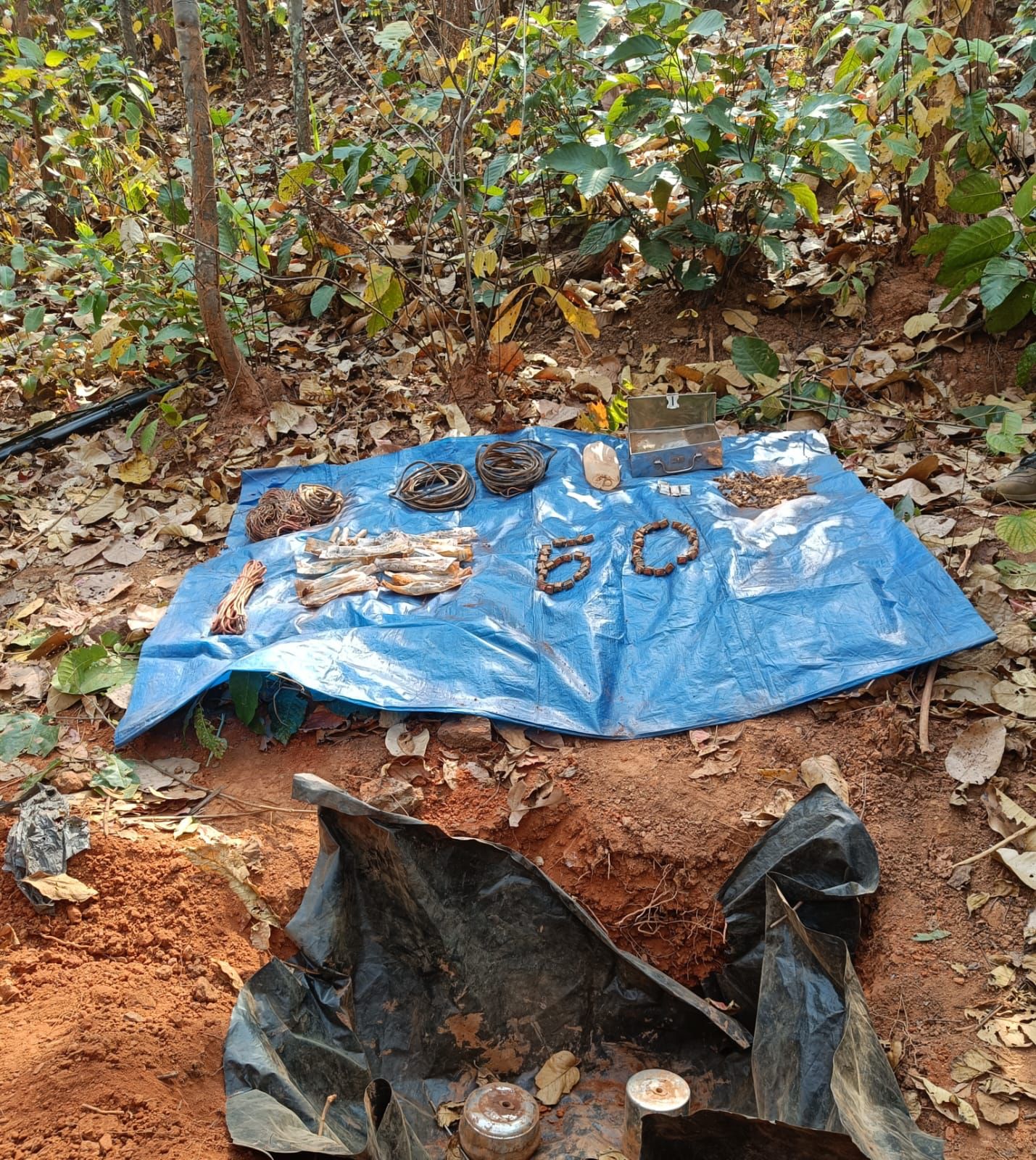 BREAKING NEWS CHAIBASA : सारांडा के बाबूडेरा में सर्च ऑपरेशन के दौरान आईईडी ब्लास्ट, एक जवान घायल