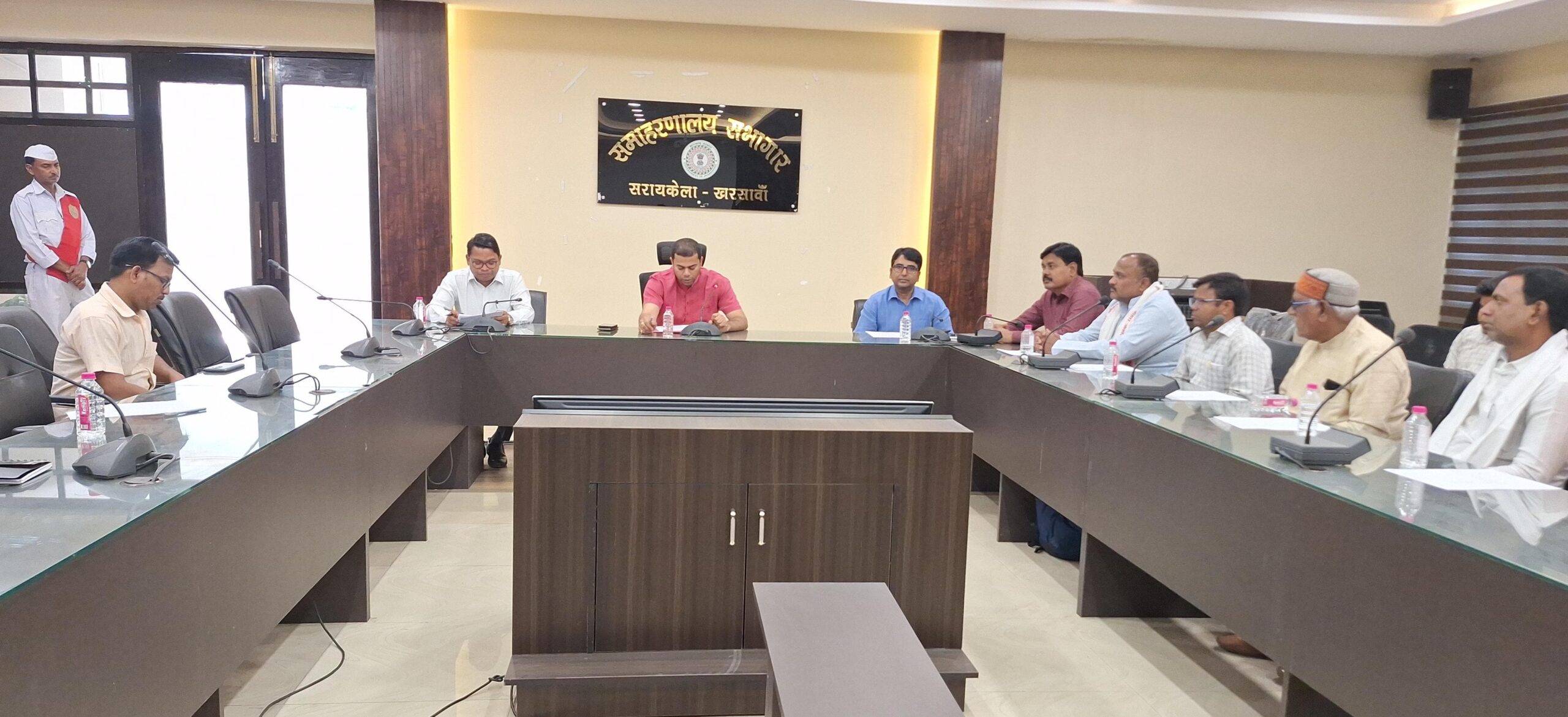 Saraikela : उपायुक्त ने चुनावी प्रक्रिया को पारदर्शी बनाने के लिए राजनीतिक दलों के साथ की बैठक