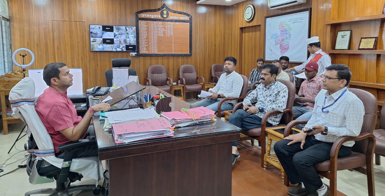 Saraikela : साप्ताहिक जनता दरबार में विभिन्न क्षेत्र से पहुंचे फरियादी, डीसी ने शिकायतों के निष्पादन का दिया निर्देश