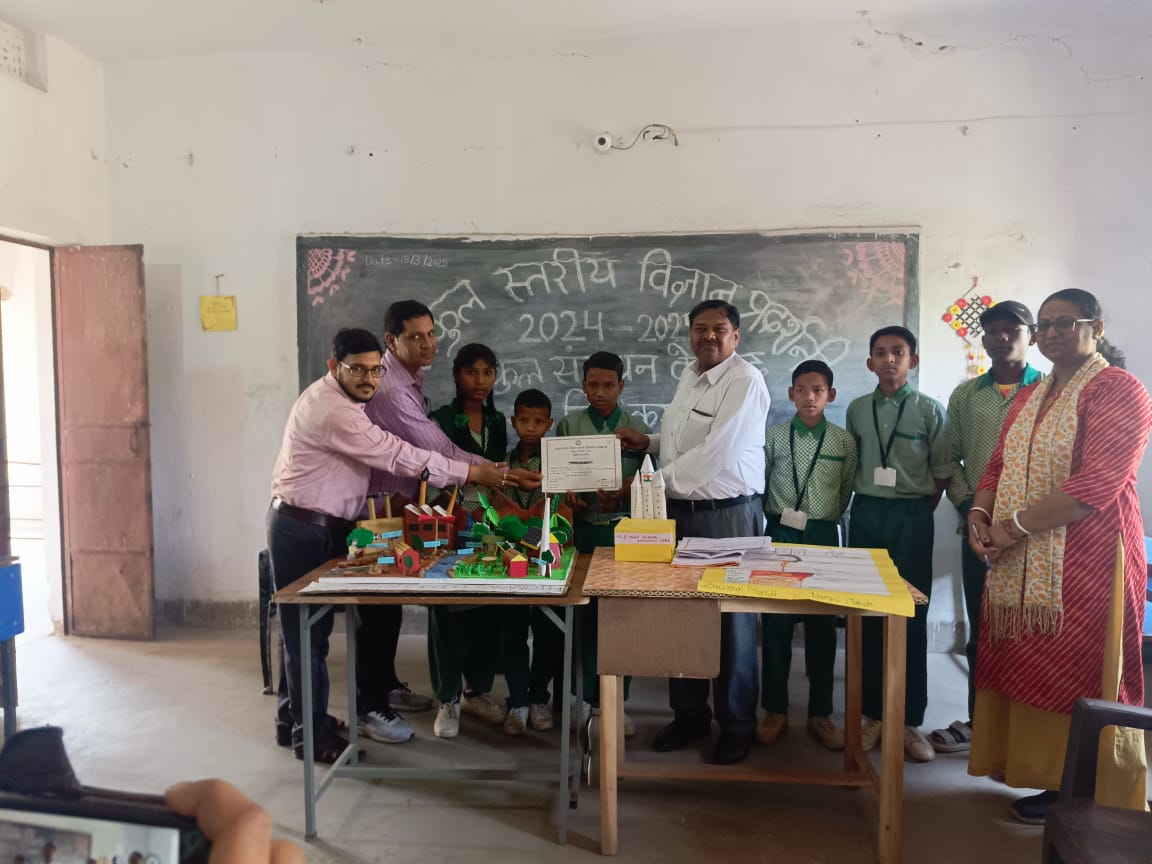 Jamshedpur: करनडीह की विज्ञान प्रदर्शनी में सोलर सिस्टम से लेकर रोड सेफ्टी तक ,बच्चों ने कबाड़ से बनाए 25 मॉडल