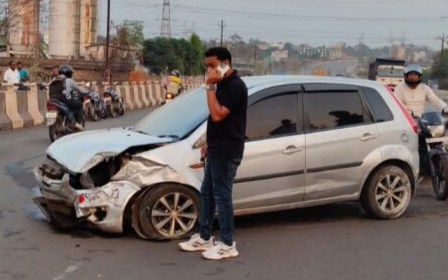 Adityapur: पिंड्राबेड़ा में गार्डवाल से टकराई अनियंत्रित कार, चालक को हल्की चोटें