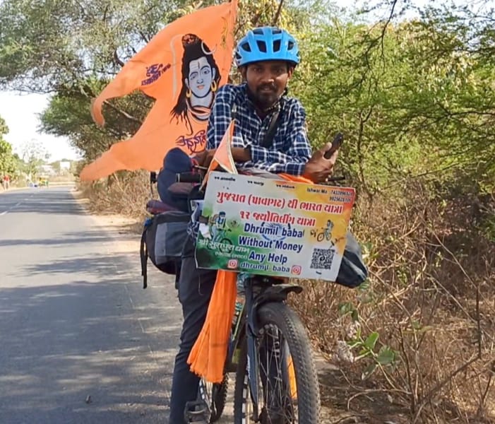 Deoghar : 12 ज्योतिर्लिंगों की यात्रा पर साइकिल से निकले ईश्वर, पहुंचे बाबा बैद्यनाथ धाम, की पूजा-अर्चना