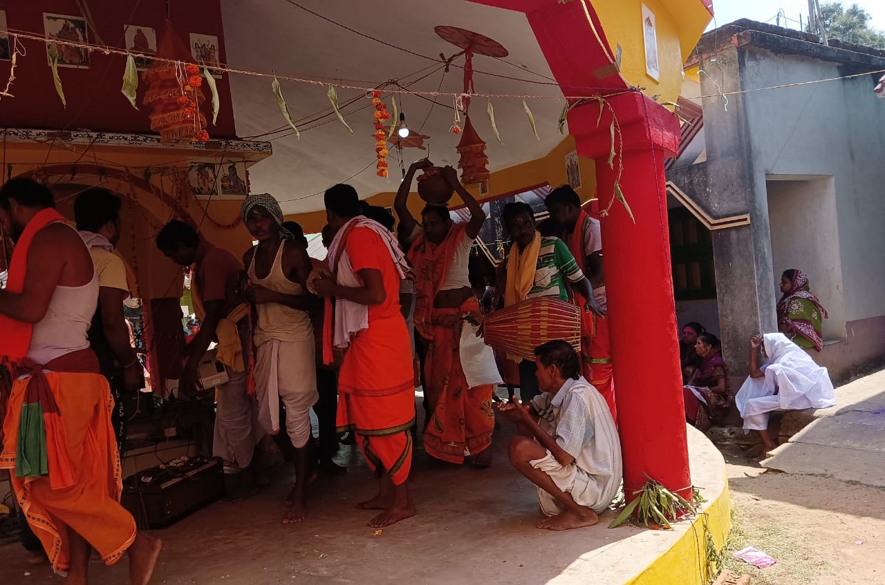 Baharagora : मधुआबेड़ा में दधि महोत्सव के साथ समपन्न हुआ हरि नाम संकीर्तन