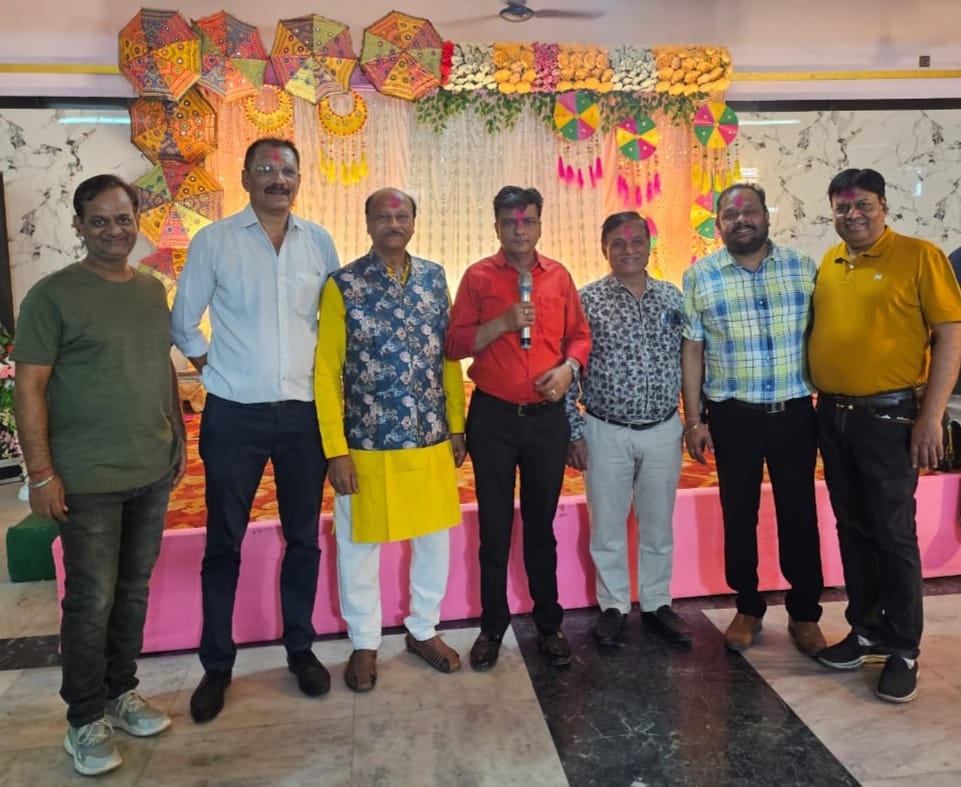 Jamshedpur: जमशेदपुर थोक विक्रेता संघ का होली मिलन, सदस्यों को मिली होलियाना उपाधि