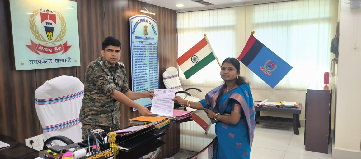 Chandil: अवैध बालू खनन और परिवहन पर रोक लगाने की मांग, जिप उपाध्यक्ष ने अधिकारियों को सौंपा ज्ञापन