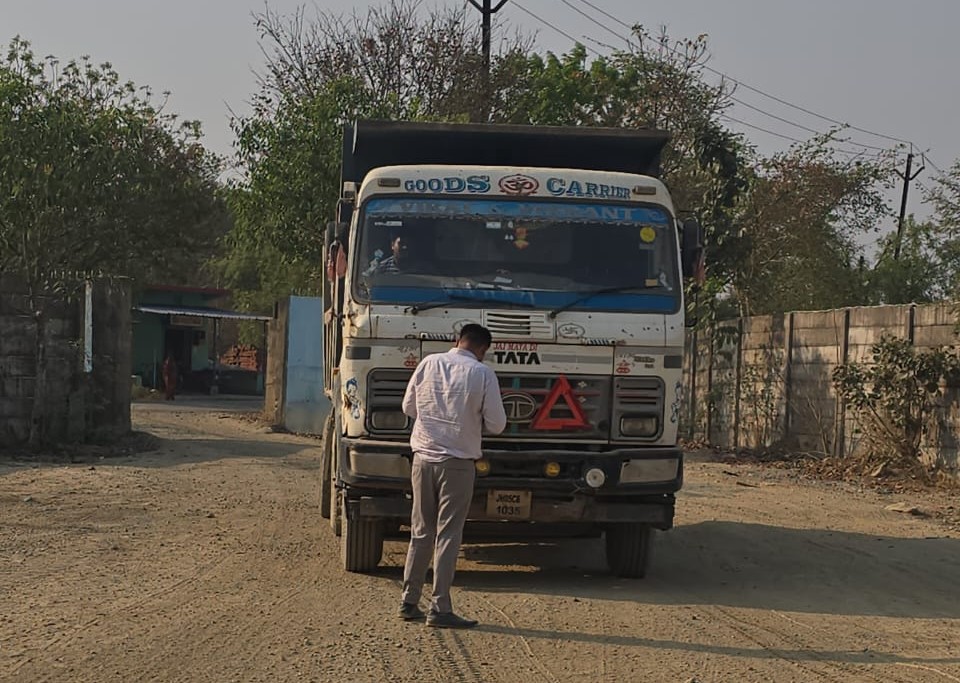 Jamshedpur: खनिज के वैध कागजात नहीं पेश कर पाए चालक, अवैध परिवहन करते दो हाईवा जब्त