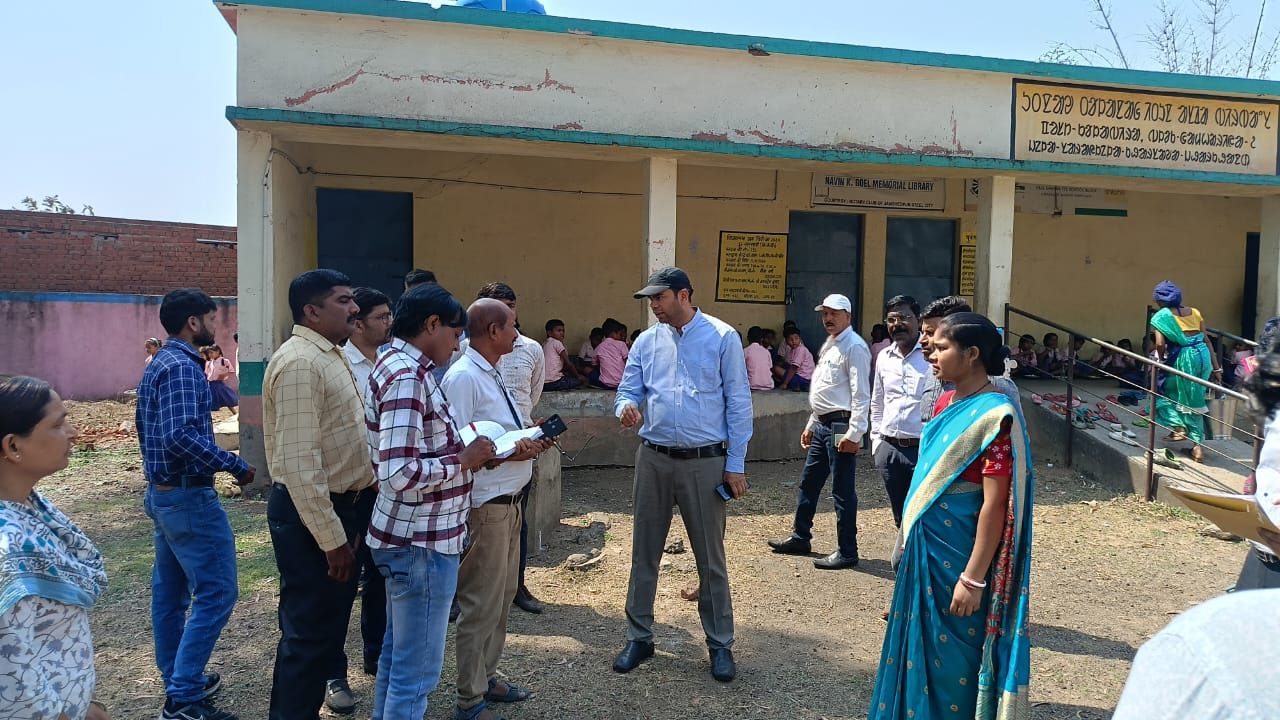 Gamharia: गम्हरिया में उपायुक्त का निरीक्षण, महिलाओं के आय में वृद्धि के लिए योजनाओं पर जोर