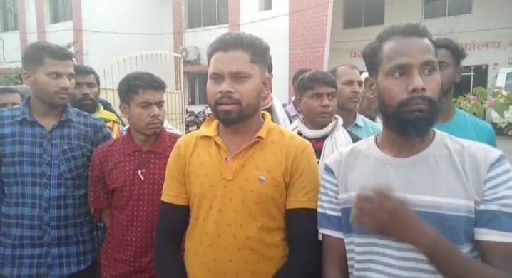 Saraikela: गोपेश महतो ने रास्ते पर जेसीबी से कराई खुदाई, भड़के ग्रामीण