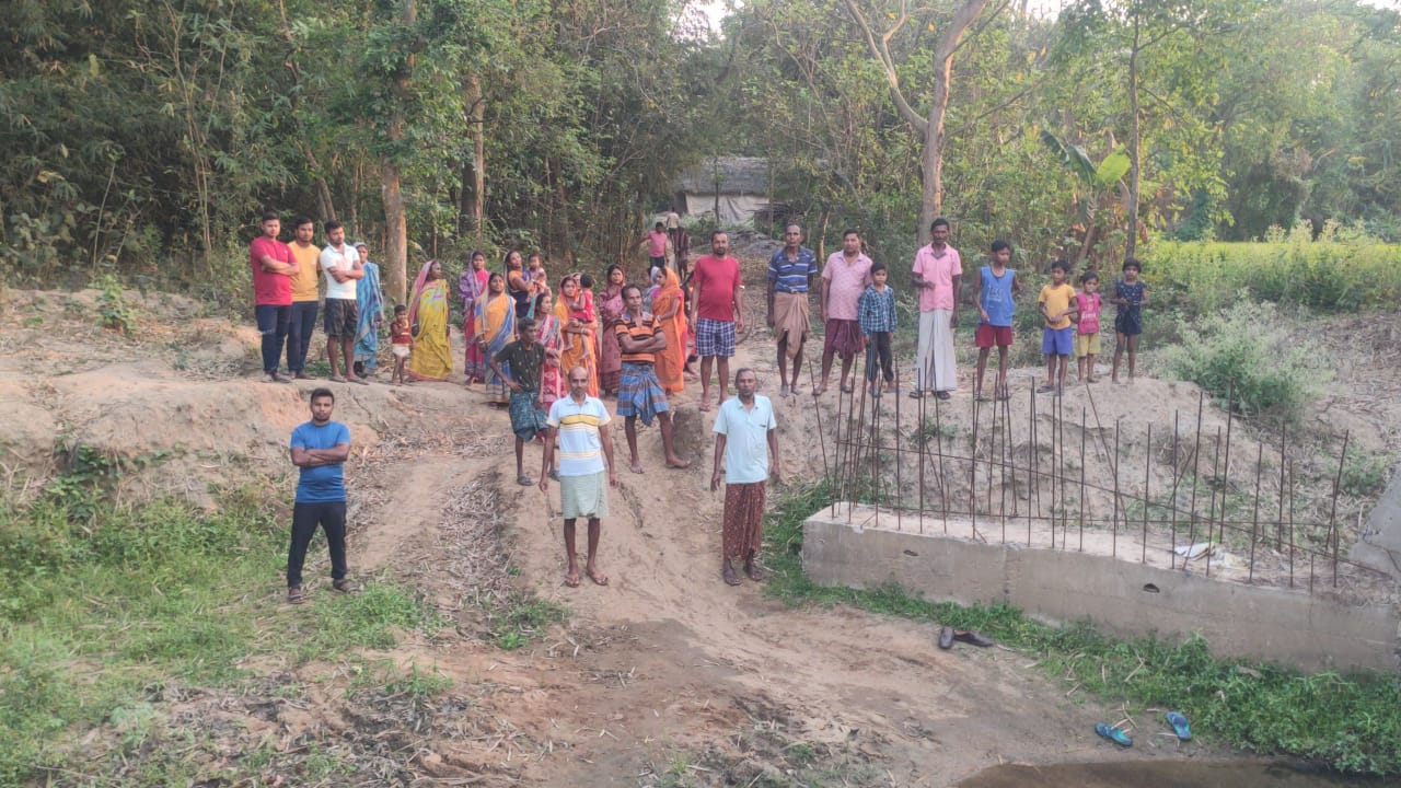 Bahragora: ठेकेदार की लापरवाही से पुल निर्माण में देरी – किसी भी समय हो सकता है हादसा, गुस्साए ग्रामीण