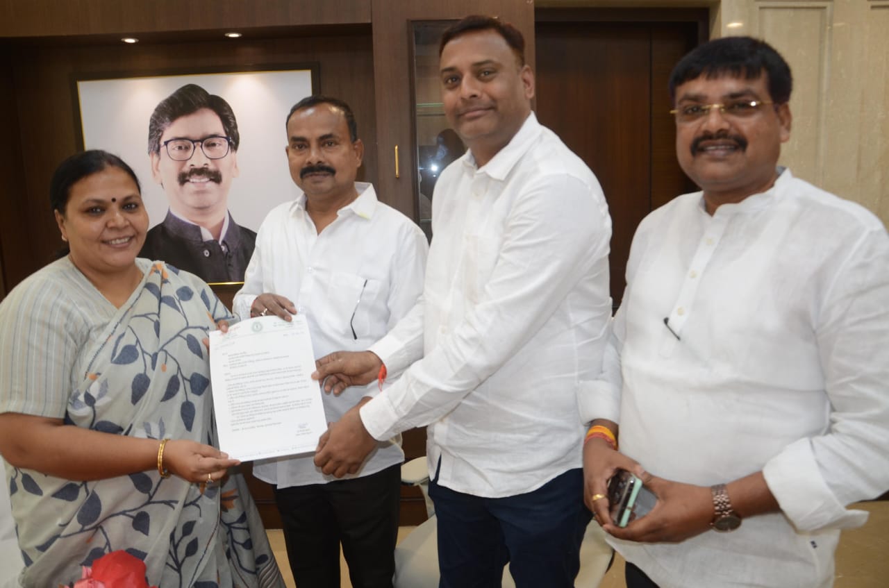 Jamshedpur : मंत्री दीपिका पांडे सिंह से सड़क निर्माण की मांग को लेकर मिले विधायक एवं जिला परिषद