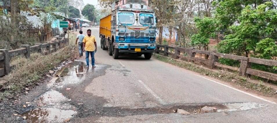 West Singhbhum: झारखंड-ओडिशा जोड़ने वाला पुल जर्जर, दुर्घटना का बढ़ा खतरा