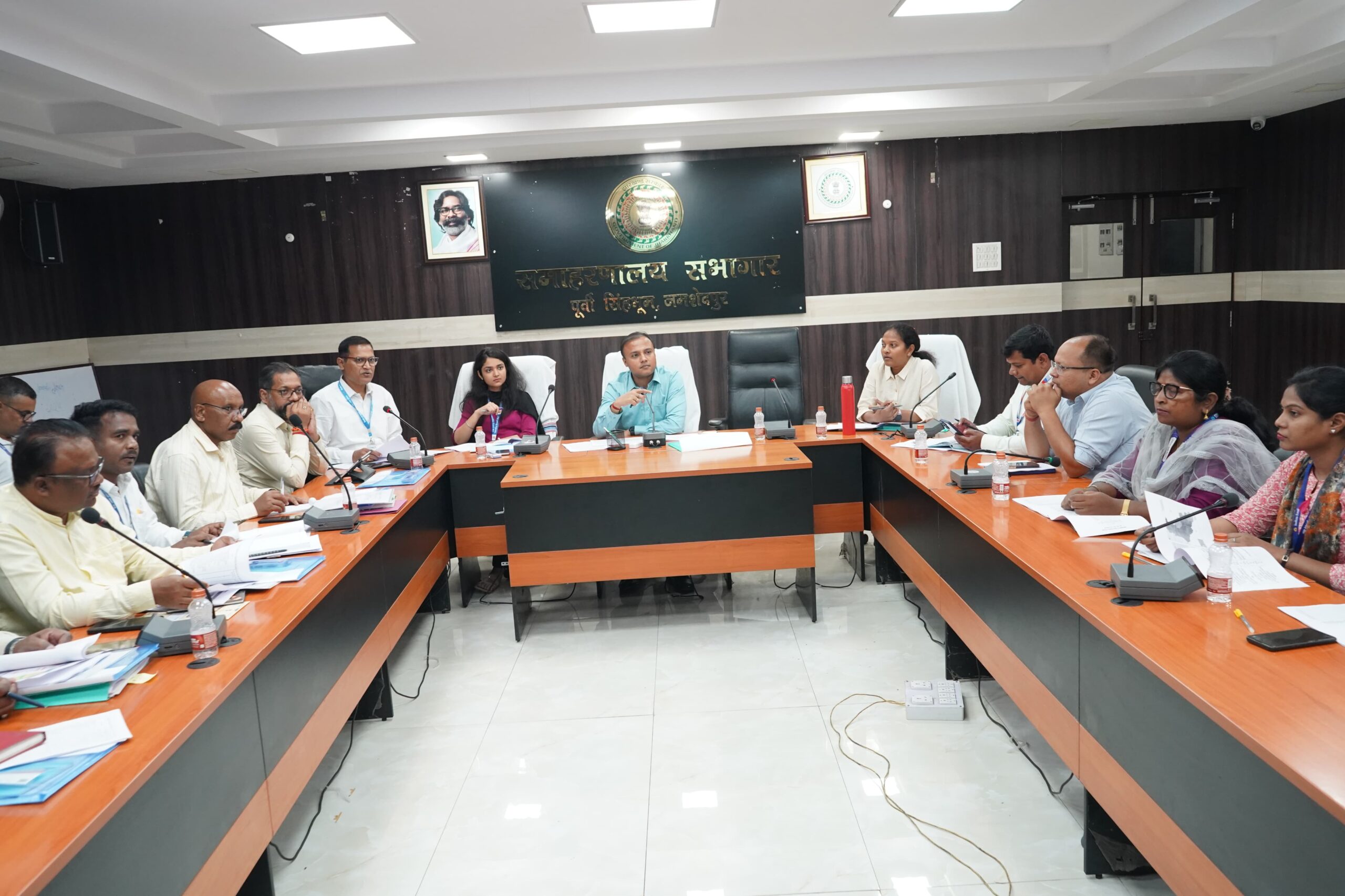 Jamshedpur: जमशेदपुर में बैंकों की समीक्षा बैठक- सिंहभूम में वार्षिक जमा ऋण अनुपात में सुधार, PMFME महोत्सव 23 मार्च को